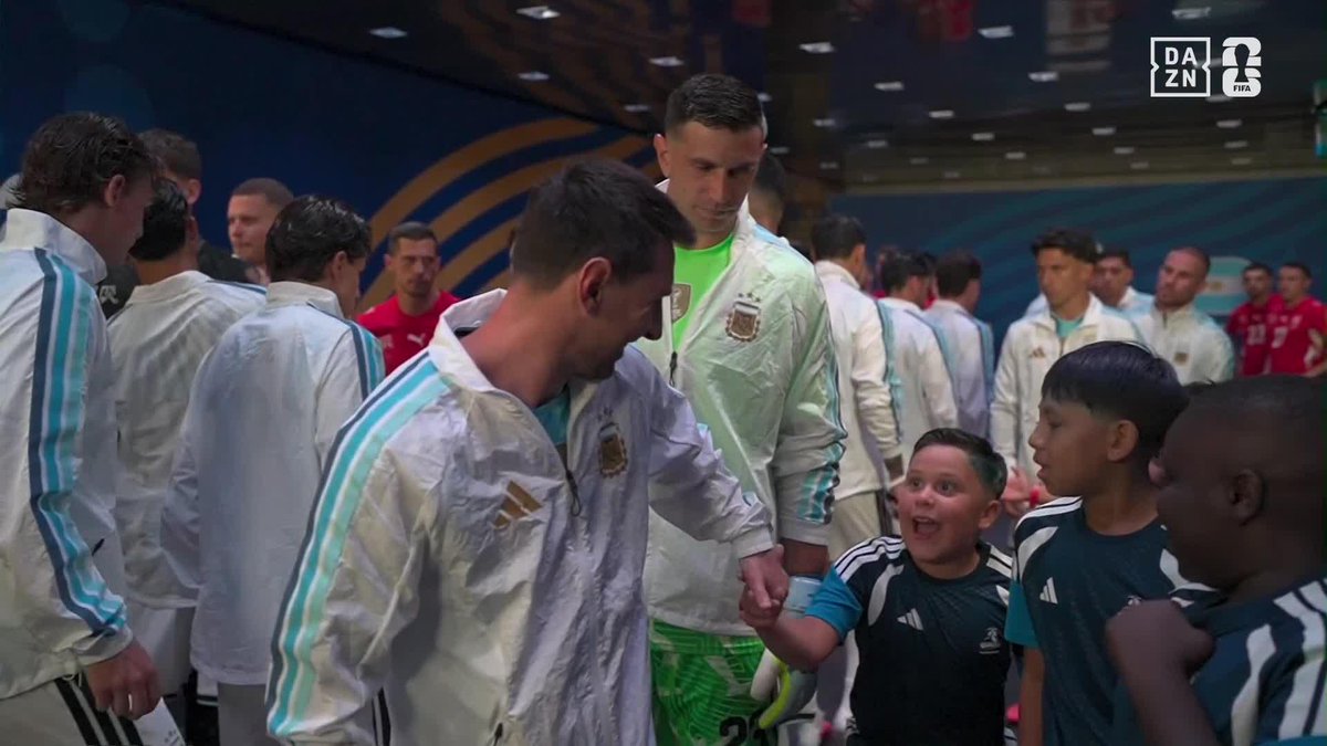 "TE AMO MESSI" 🇦🇷❤️ Todos los niños, completamente locos por ver de cerca a su ídolo. FÚTBOL EN ESTADO PURO 😍 #DAZNMundial