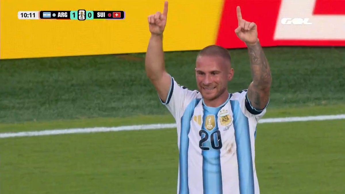 Mac Allister manda a guardar el centro medido de Messi😜