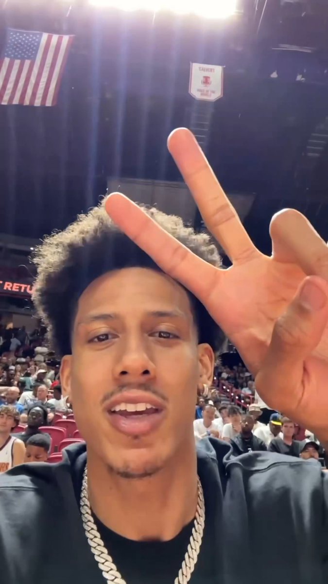 Courtside selfie cam 🤳