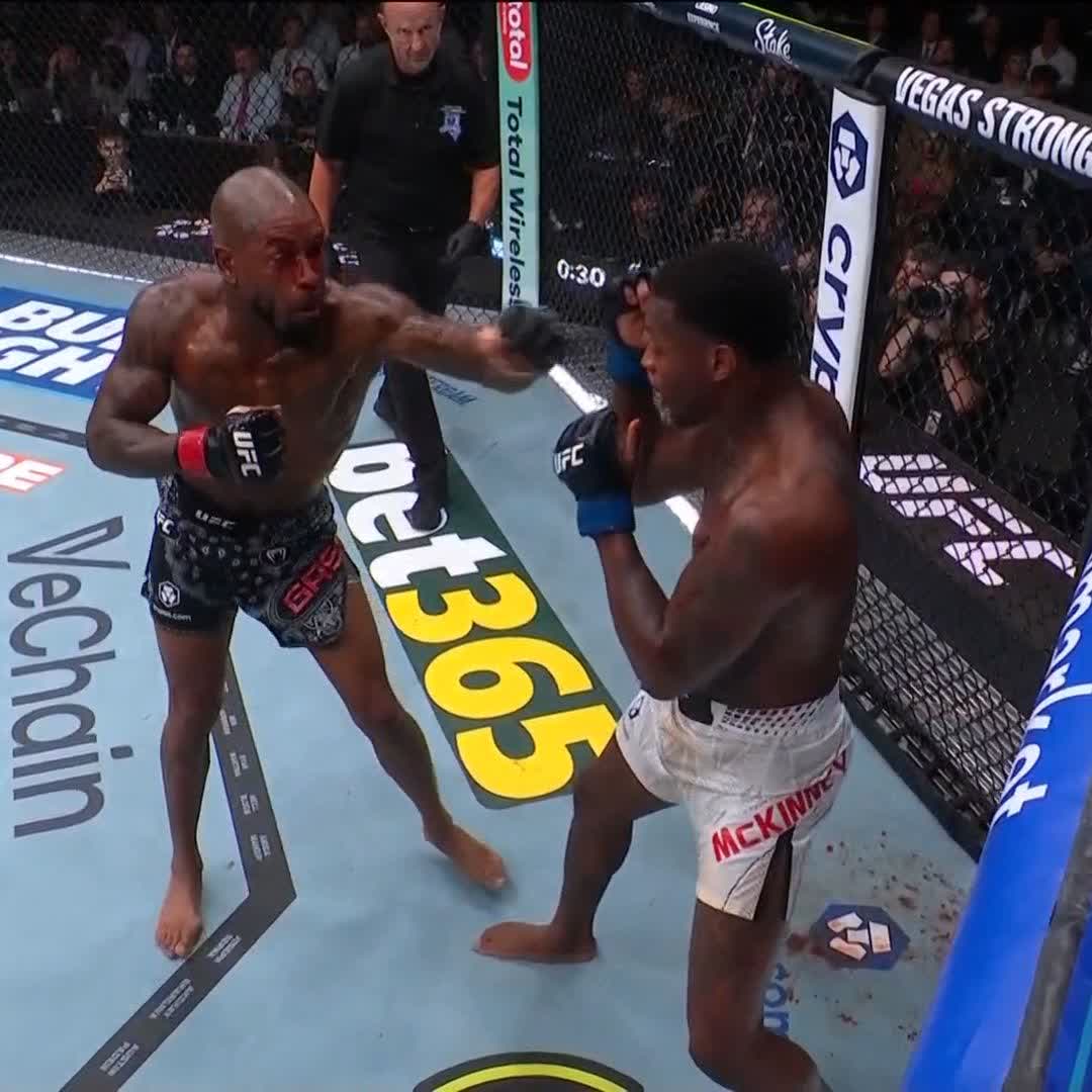 REGRESO IMPACTANTE 🫨 ‼️ King Green termina la pelea con potente golpe al hígado de McKinney 👊🏻 #UFC329 | Ver en vivo por Paramount+ Deportes