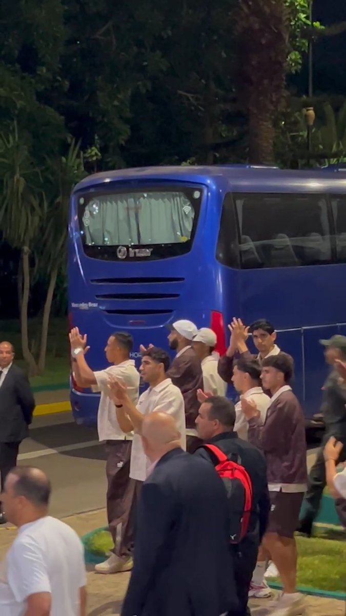 Les Lions de l'Atlas retrouvent le sol marocain et quittent l'aéroport de Rabat-Salé sous les applaudissements des supporters 🇲🇦👏