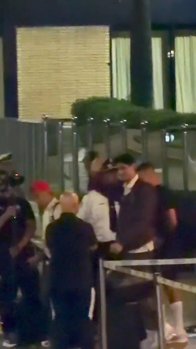 🇲🇦 Les Lions de l'Atlas quittent l'aéroport de Rabat-Salé, sous les acclamations des supporters.