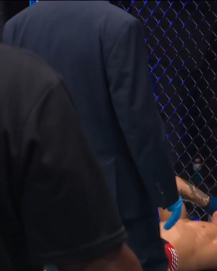 WHAT A FIGHT 😳 @BrandonRoyval locks up the submission late in RD3 after a crazy first two rounds! [ #UFC329 is LIVE NOW on @ParamountPlus ]