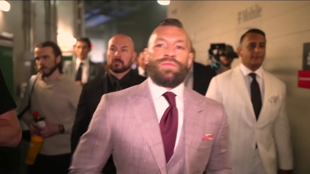 Conor McGregor has arrived WITH A FRESH NEW MOHAWK! 🇮🇪 #UFC329 | LIVE on TNT Sports Box Office