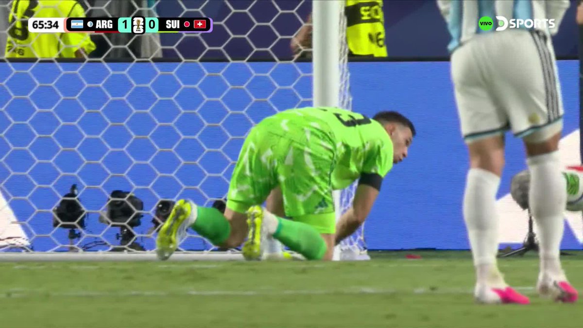 DIBU DIBU DIBU QUERIDO Y SEGURO El arquero de Argentino negó el primero de Suiza tras el tiro de Xhaka. LA GENTE APLAUDIÓ Y GRITÓ LA ACCIÓN DE GUARDAMETA ALBICELESTE. #MundialEnDSPORTS #FIFAWorldCup