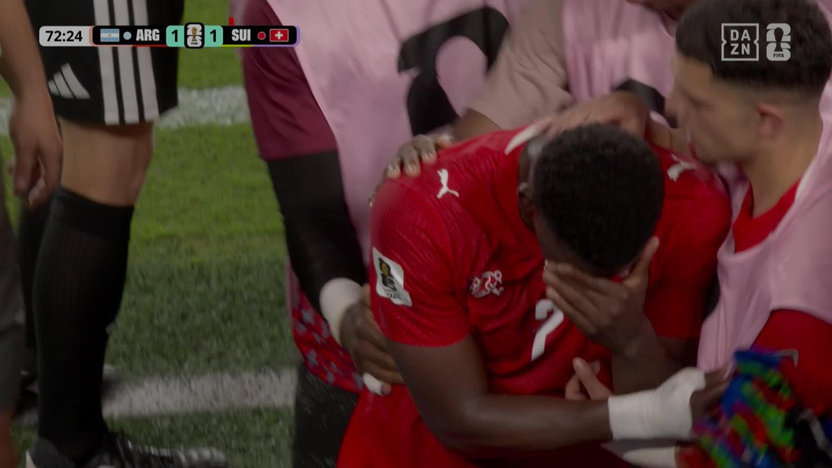 EMBOLO, COMPLETAMENTE DESTROZADO Y LLORANDO TRAS SER EXPULSADO POR SIMULACIÓN 🔥🔥🔥 EL VAR LLAMÓ AL ÁRBITRO Y, TRAS VER LA ACCIÓN, DECIDIÓ MOSTRARLE LA SEGUNDA AMARILLA #DAZNMundial