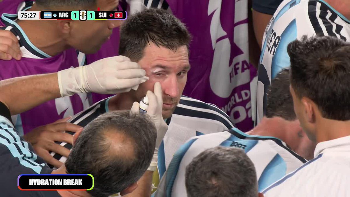 ¿QUÉ LE PASÓ AL GOAT? Durante el Hydration Break a Leo Messi le revisaron el ojo derecho y le aplicaron frío. ⚽ #ESPNMundial 📺 Mirá los mejores partidos de la #FIFAWorldCup por ESPN, en el Plan Premium de #DisneyPlus