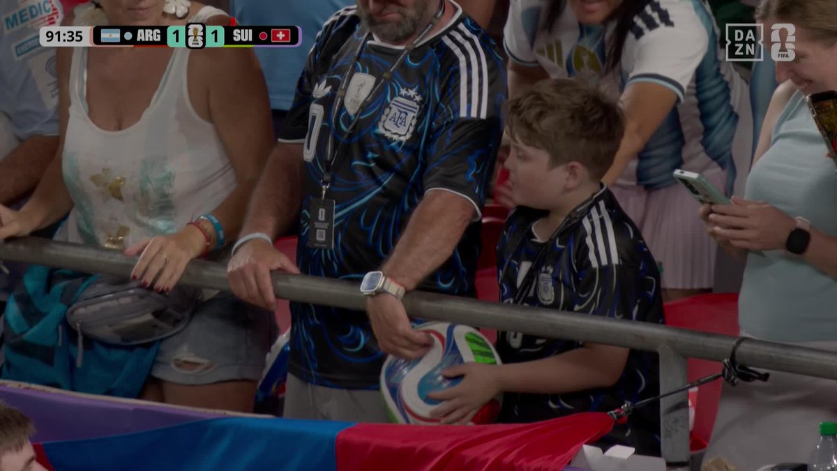 ¡VIVA EL PADRE CANCHERO DICIENDO AL HIJO QUE ESCONDA EL BALÓN! 😂😂😂😂 #DAZNMundial