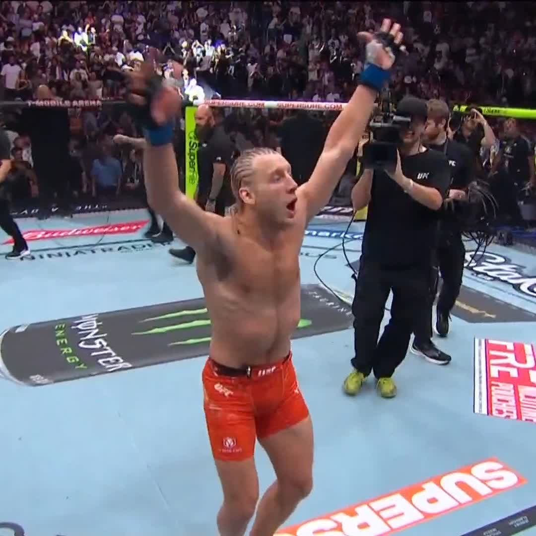 Así festeja Paddy Pimblett 🏴 Locura total 💥 #UFC329 | Ver en vivo por Paramount+ Deportes