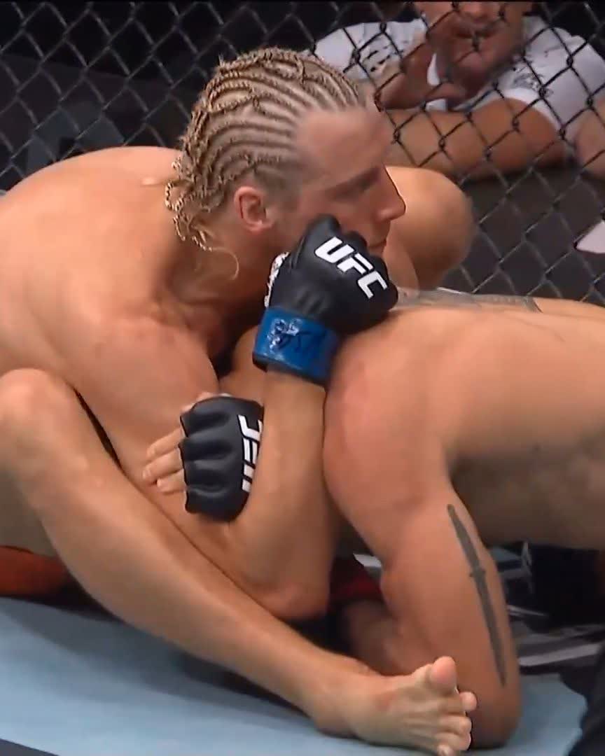 HAD TO REMIND EVERYONE 😳 Paddy Pimblett proves he belongs amongst the lightweight best with a RD1 submission! [ #UFC329 is LIVE NOW on @ParamountPlus ]