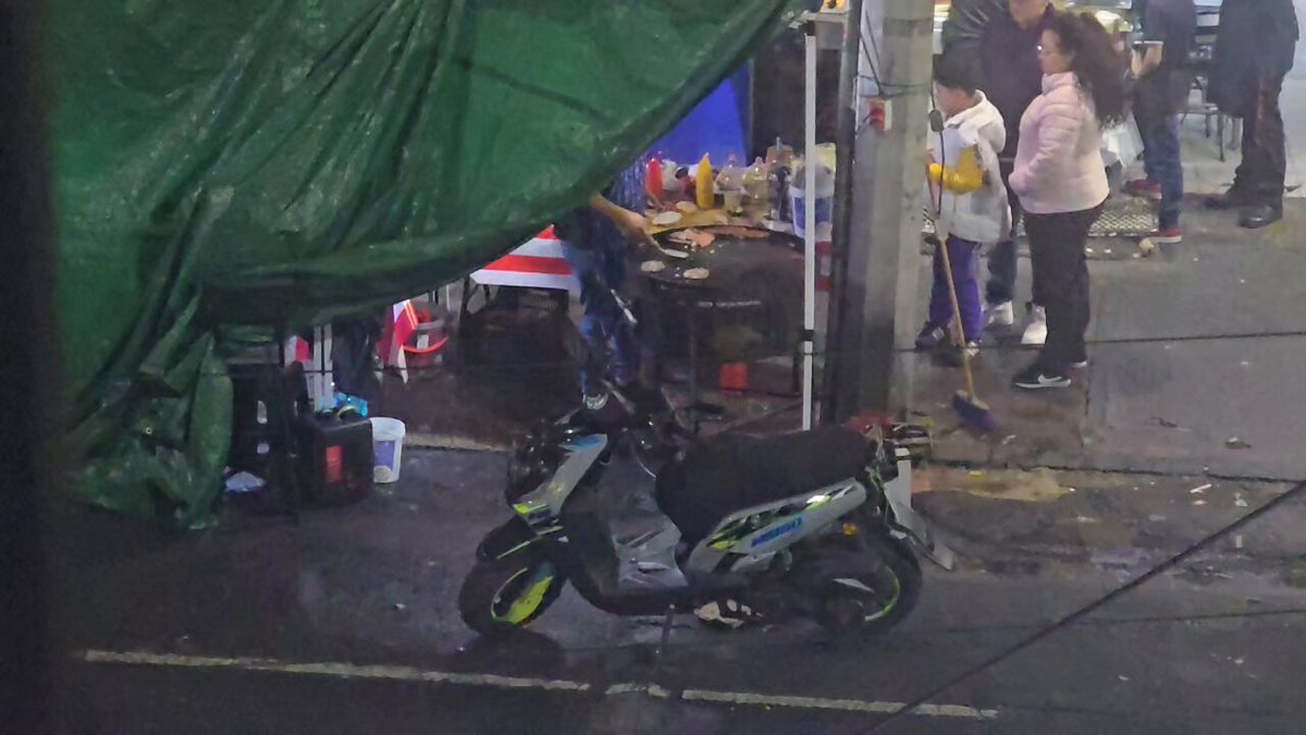 Nos manda denuncia del escándalo con bocinas a esta hora Alcaldía Cuauhtémoc es justo en la esquina de F Ramirez y Bolivar col Obrera un puesto ambulante con si fuera sonidero Alessandra Rojo de la Vega hasta cuando?