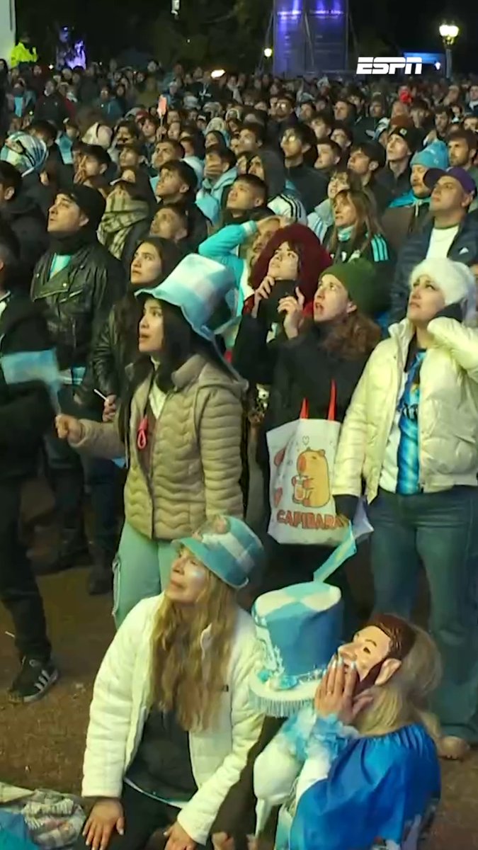 Fans Argentina di Buenos Aires MENGGILA setelah Julián Álvarez mencetak gol keunggulan 2-1 🔥🔥🔥