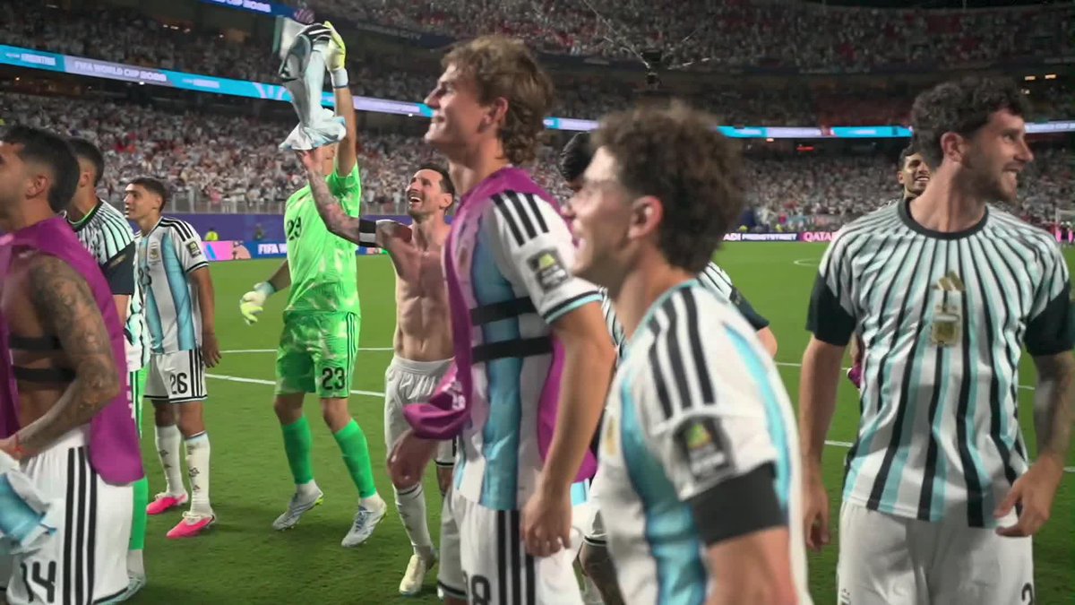 "EL QUE NO SALTA ES UN INGLÉS" EL CÁNTICO EN LA FIESTA DE ARGENTINA 🇦🇷 #DAZNMundial