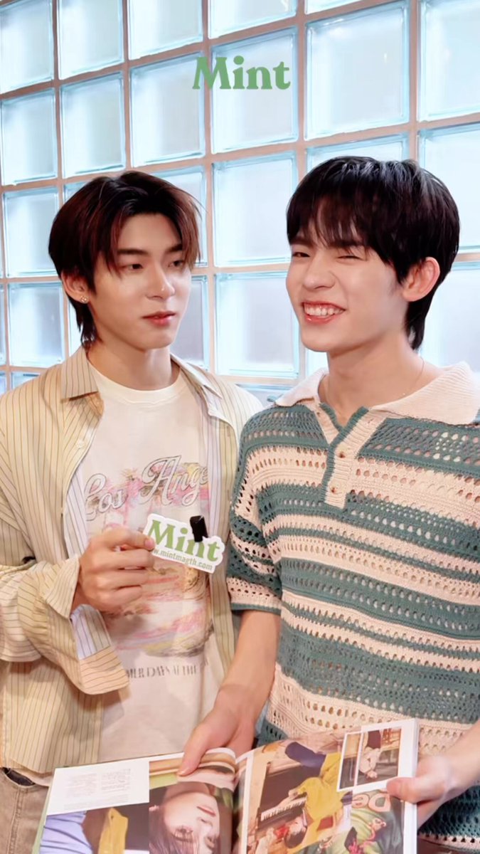 แคปชั่นเอาใจคนข้างๆ มาก! Mint เจอ 2 หนุ่ม #ตี๋ตี๋ป๋อ ทั้งที ถือโอกาสชวนทั้งคู่มาเลือกรูปที่ชอบของอีกฝ่าย พร้อมขอแคปชั่นให้กับภาพนี้ หลังจากที่มาถ่ายแฟชั่นกับคอลัมน์ Mint Hang Out ใน Mint Vol.34 ฉบับใหม่ล่าสุด แต่ละคนจะชอบรูปไหน เป็นพิเศษ ไปดูกัน💚 🛒 อ่านบทสัมภาษณ์ฉบับเต็มของ ‘ตี๋ตี๋-ป๋อ’ ใน #MintVol34 เป็นเจ้าของได้แล้ววันนี้ทาง >> #TeeTeePorxMintHangOut #teeteepor #MintHangOut #MintMagTH