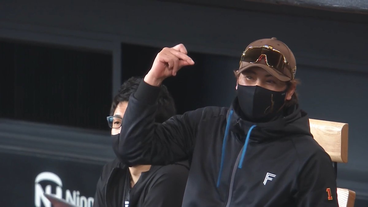 ファールボールを驚異の反射神経で避ける‼️ 北海道日本ハム 森本稀哲コーチ、危機一髪😅 新庄剛志 監督は「惜しい!」という表情⁉️🤣 👇スマホ・テレビで試合観戦!