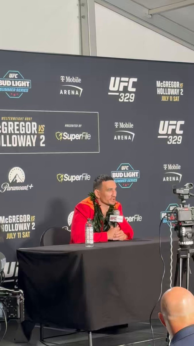 Max Holloway was not surprised Conor McGregor opened up the fight with a kick Max was surprised how slow the kick was 😂😂