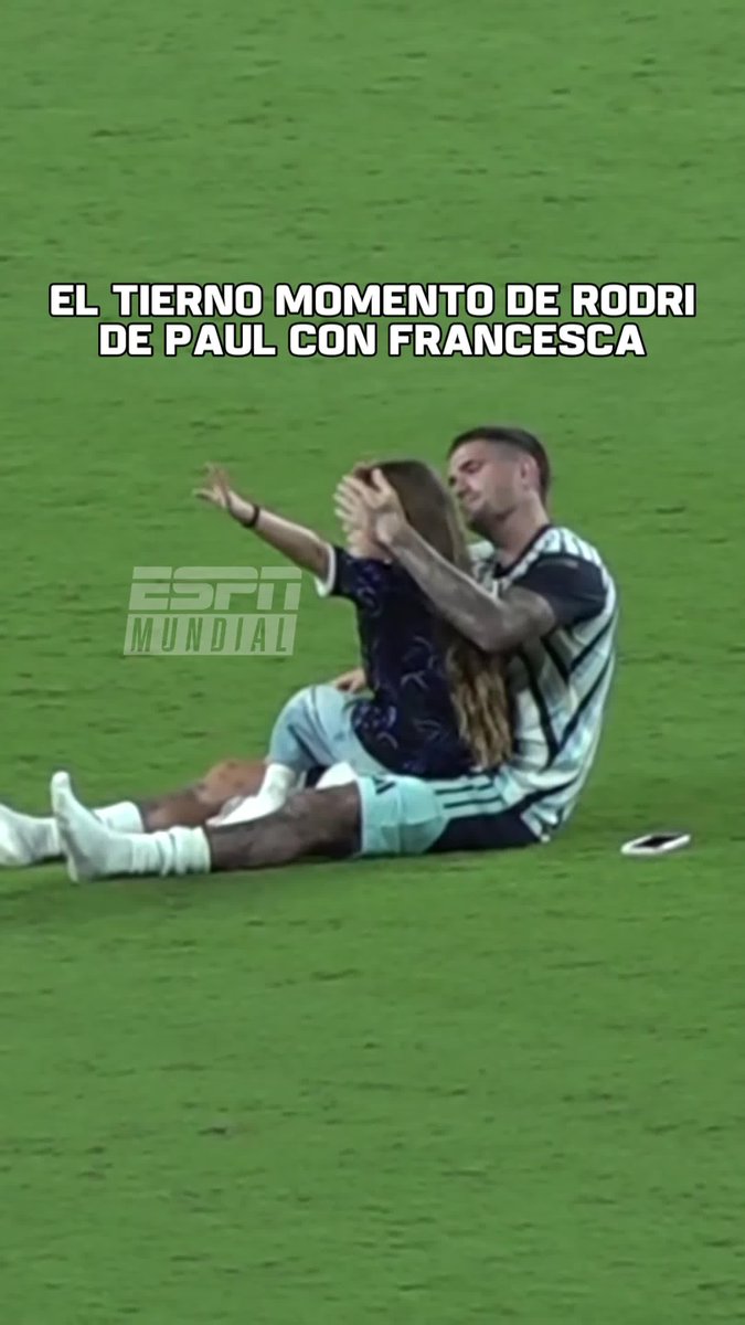 HERMOSO MOMENTO: Rodri De Paul celebró la clasificación de Argentina a semifinales del Mundial junto a su hija Francesca en el campo de juego. 🎬 #ESPNMundial 📺 Mirá los mejores partidos de la #FIFAWorldCup por ESPN, en el Plan Premium de #DisneyPlus