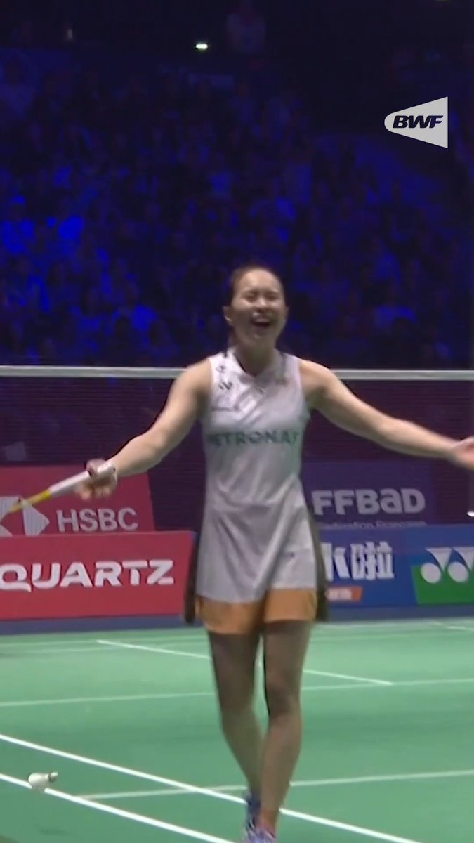 Casually pulls off two behind-the-back shots and wins the point. 😮‍💨🏸 #throwback #BWFWorldChampionships