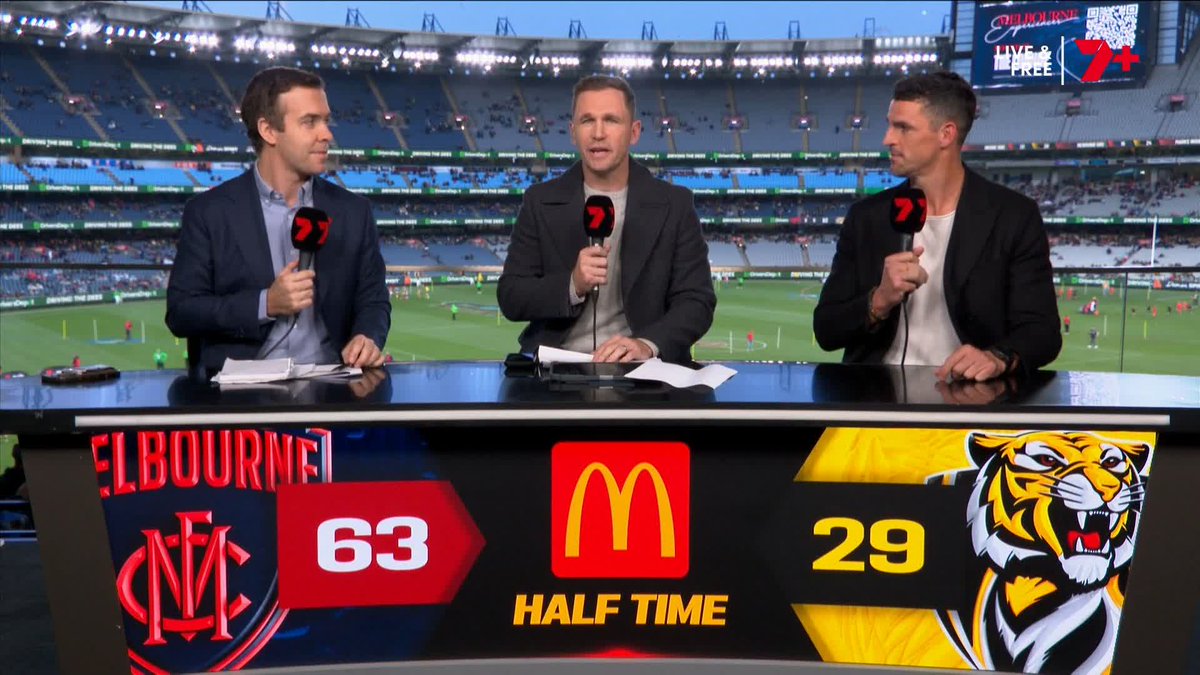 Tom: "Are you playing on next year?" Pendles: 👇 Tom Morris #AFLDeesTigers
