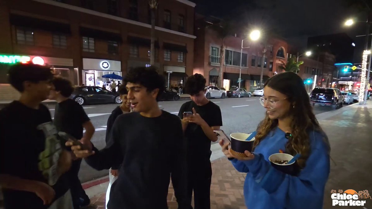 Chloe Parker has a weird ENCOUNTER with fans after begging for a follow back on TikTok 😭😭 “I don’t run it , I don’t have TikTok on this phone”😭