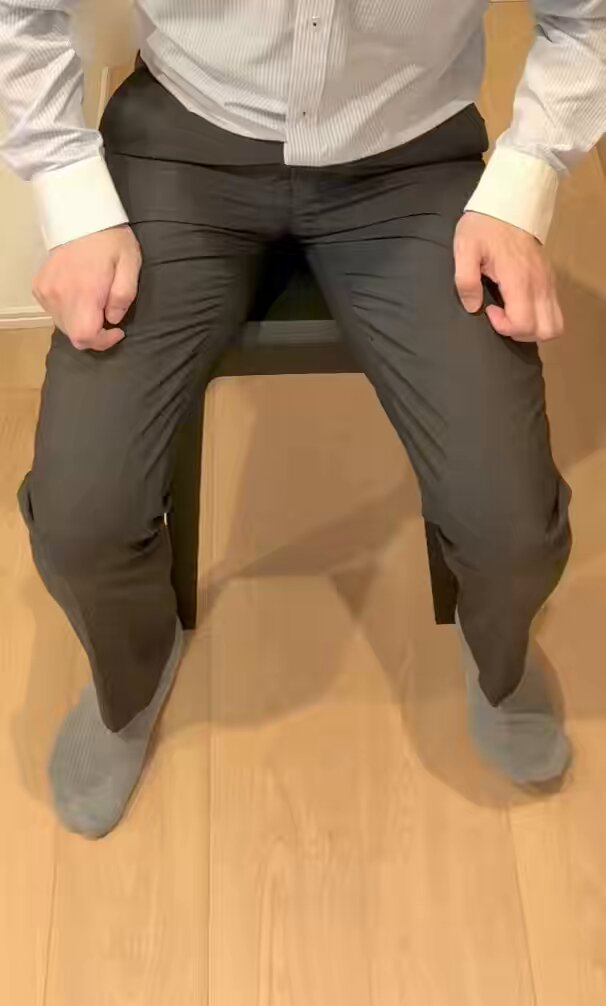 座ったままおしがましてたら限界になった 椅子からこぼれて水たまりができた