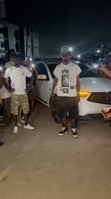 Paradise dey see ein body like musician oo😂😂 Common hype man wey go sing somebody ein tracks, see the kind introduction he dey do ah