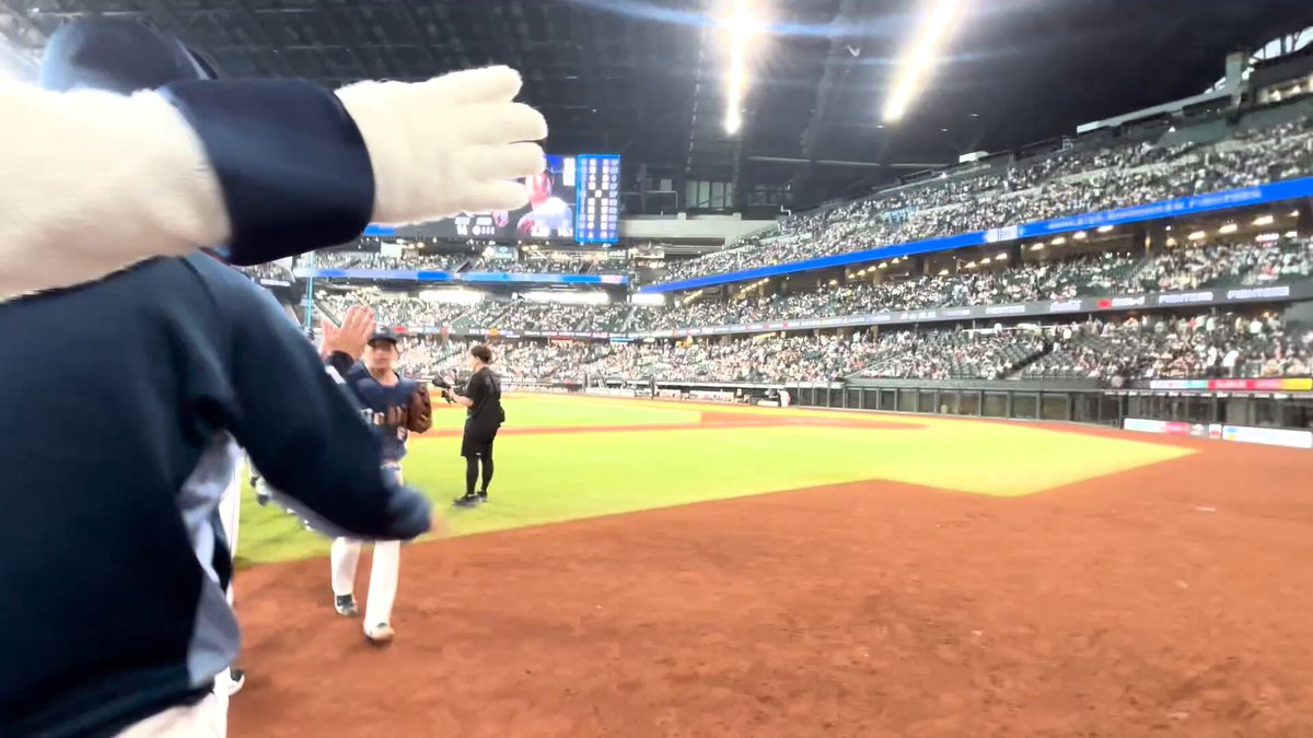 カード勝ち越し直後の勝利のハイタッチを、#ライナ カメラでお届け！ 明後日からの試合は、久しぶりのベルーナドーム！熱いご声援をよろしくお願いします！ #seibulions #打破
