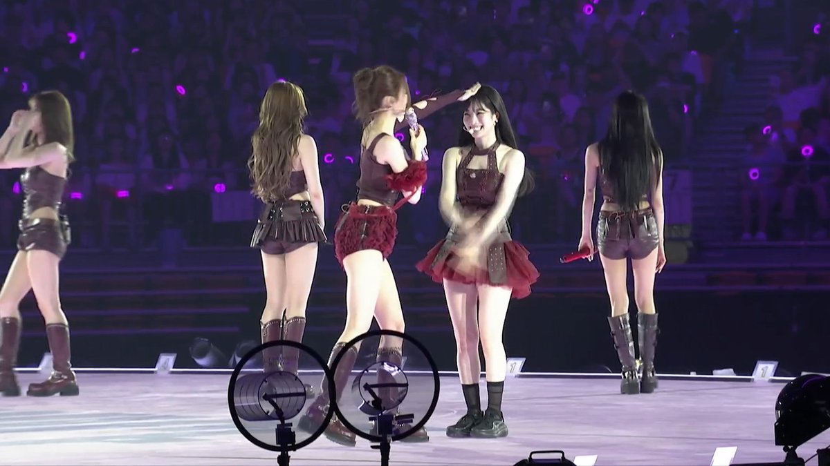 Dahyun hyping up every side of the audience and then asking Sana to praise her 😭