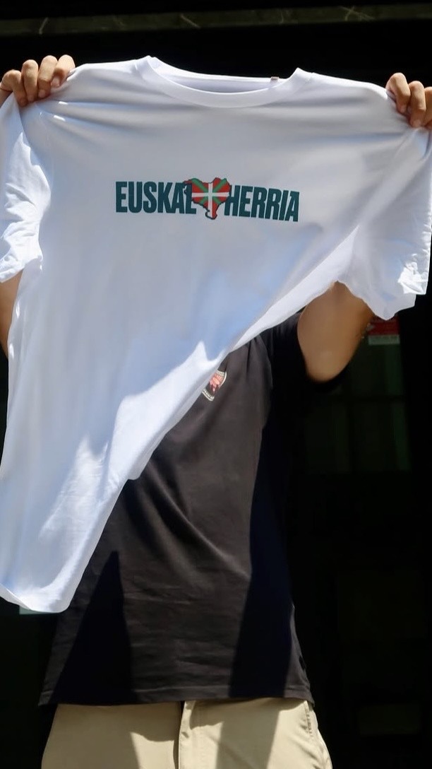 Gora Euskal Herria askatuta! Gora jai herrikoiak! ✊