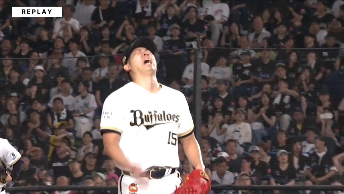 #椋木蓮 ピンチの場面で痛恨の投げミス😱😱‼‼ しかし結果は空振り三振😮‍💨 三振してやってしまった顔の #佐藤都志也 😖 三振とってやってしまった顔の #椋木蓮 😖 #Bs2026 #ベースボールLIVE で配信中[初月無料]