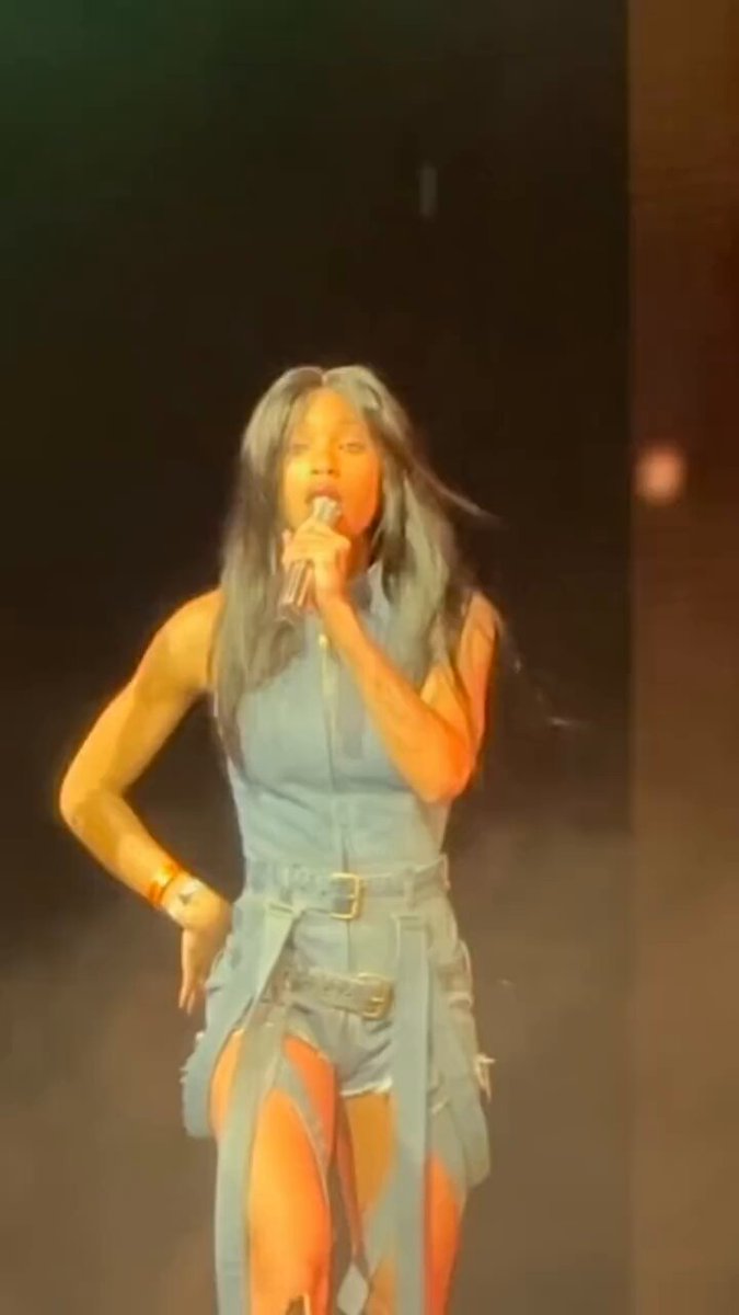 Will Smith got emotional as Willow Smith performed “Wait a Minute!” on stage at Coachella. 🥹❤️