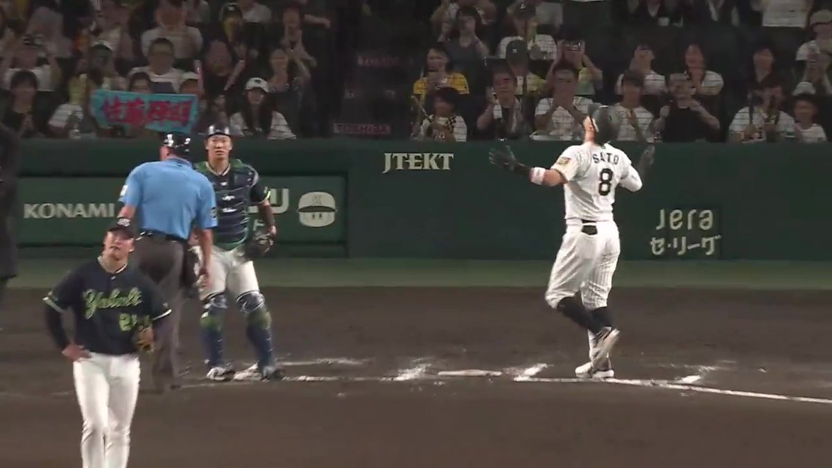 7回裏、一死1塁から佐藤選手が第18号ツーランホームラン！夜空を切り裂く打球がセンターバックスクリーン右へ飛び込む！