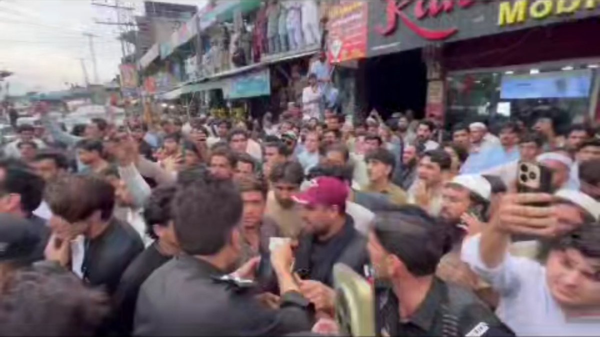 بلو پاسپورٹ کی حکمت عملی ابھی کرتے ہیں لوگ نہیں نکلتے انقلاب آئے گا تب نکلیں گے ان سب سے تنگ آہ کر عمران احمد خان نیازی کی ہمشیرہ علیمہ خان اپنے بھائی کی رہائی کے لیے خود میدان میں اتر آئیں اخگرام میں علیمہ خان کا پرتپاک اور شاندار استقبال علیمہ خان کنٹینر پر پہنچ گئیں