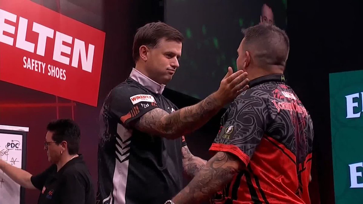 WOODHOUSE STUNS CLAYTON! What a comeback! Luke Woodhouse overturns a 4-0 deficit to deny Jonny Clayton in a compelling last-leg decider! 📺 #ET10 | R3