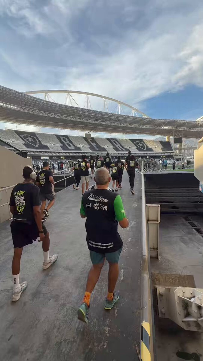 A CHEGADA NA NOSSA CASA! 🏃🏾🔥 A Família Botafogo finalizou a primeira BotafogoRun no estádio mais bonito do mundo! 🌟 #BFR 📺 Acompanhe AO VIVO na Botafogo TV!