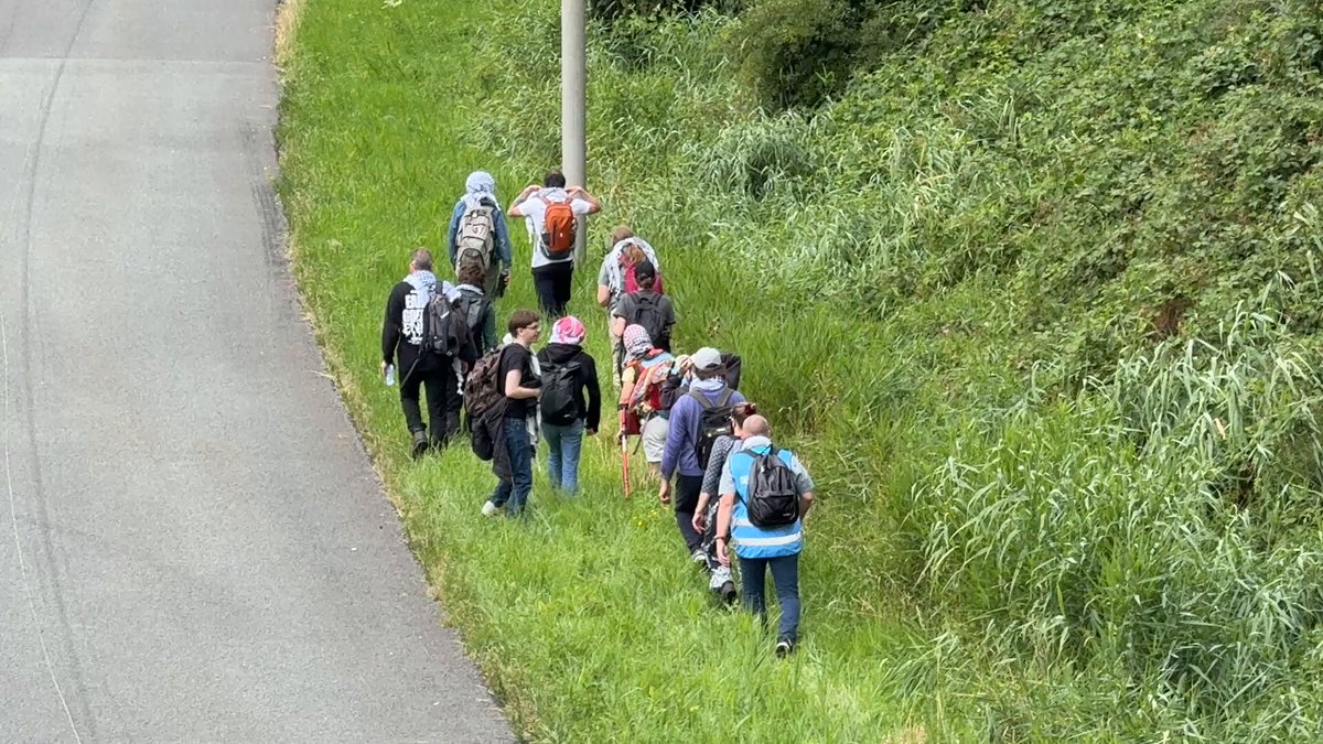 (9/X) 🧵 De groots aangekondigde A12-blokkade is uitgemond in een ongemakkelijke bermwandeling. Een dapper groepje van 13 man ploegt zich door het onkruid, terwijl het verkeer gewoon doorkachelt. De ME is onderweg om dit overgebleven plukje actievoerders op te vegen. Die snelweg blokkeren gaat ze definitief niet meer lukken. #4juli #XR #Utrecht4Palestine #A12