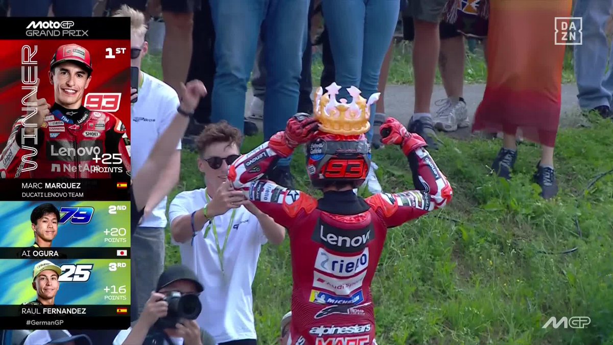 EL PUEBLO LE PONE LA CORONA A SU REY 👑 MARC MÁRQUEZ, CORONADO EN SACHSENRING... con una de juguete 😆 #GermanGP 🇩🇪 #MotoGP 🏁