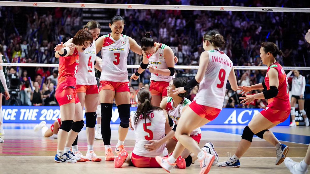 #VNL2026: JAPAN COMPLETE THE COMEBACK 🇯🇵🔥 Japan 🇯🇵 fought back from two sets down to stun Poland 🇵🇱 in five, with Yoshino Sato sealing the win with an ace. Yukiko Wada delivered another huge performance with 27 points as Japan book their place in the Finals in Macao. 🤩 📺 Watch the replays on VBTV: 🏐 #BePartOfTheGame #Volleyball