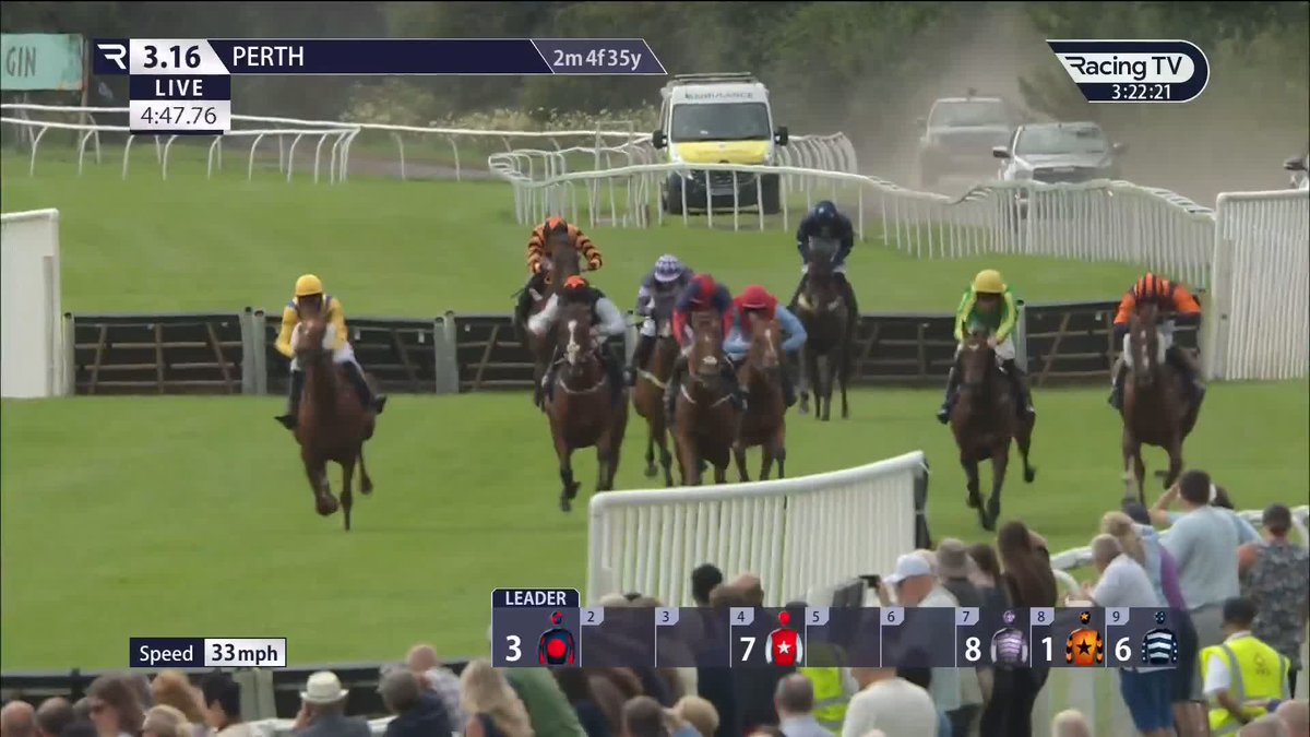 The sort of bunch finish you would expect to see in a sprint handicap, not a handicap hurdle! Lets Mingle edges home in front 🟢🟡