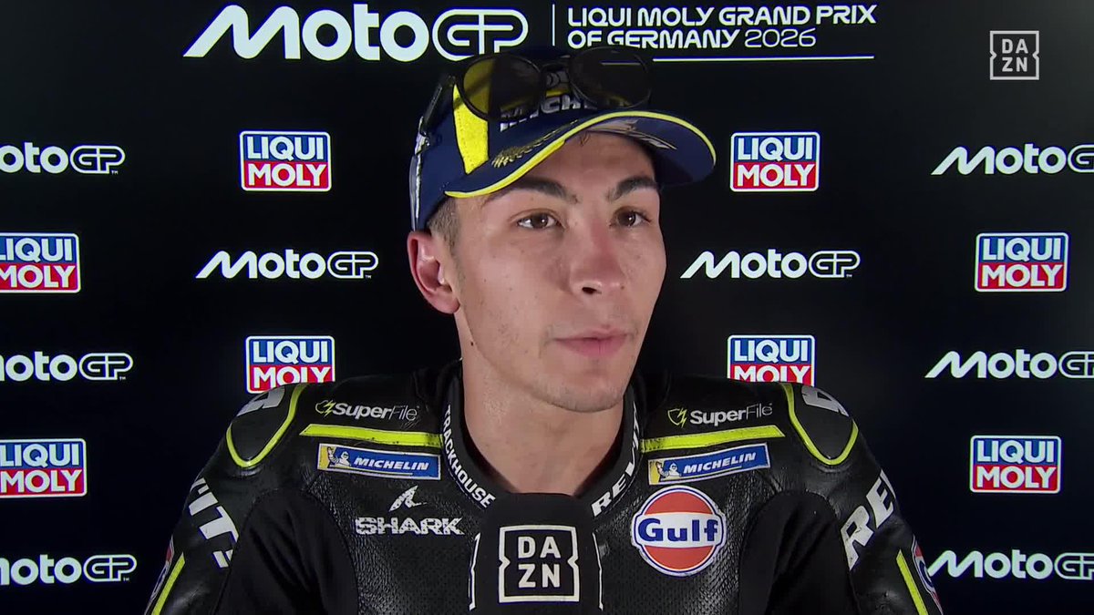 Raúl Fernández y su agradecimiento, de todo corazón, a su fisio Edu y los médicos del circuito ❤️🩹👏 Un podio que sabe muuuy bien después de arrastrar dolores en la espalda #GermanGP 🇩🇪 #MotoGP 🏁