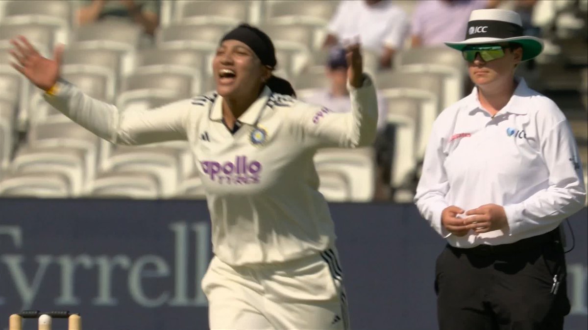 Nat Sciver-Brunt gets bowled immediately after an overturned wicket on the previous ball 😯