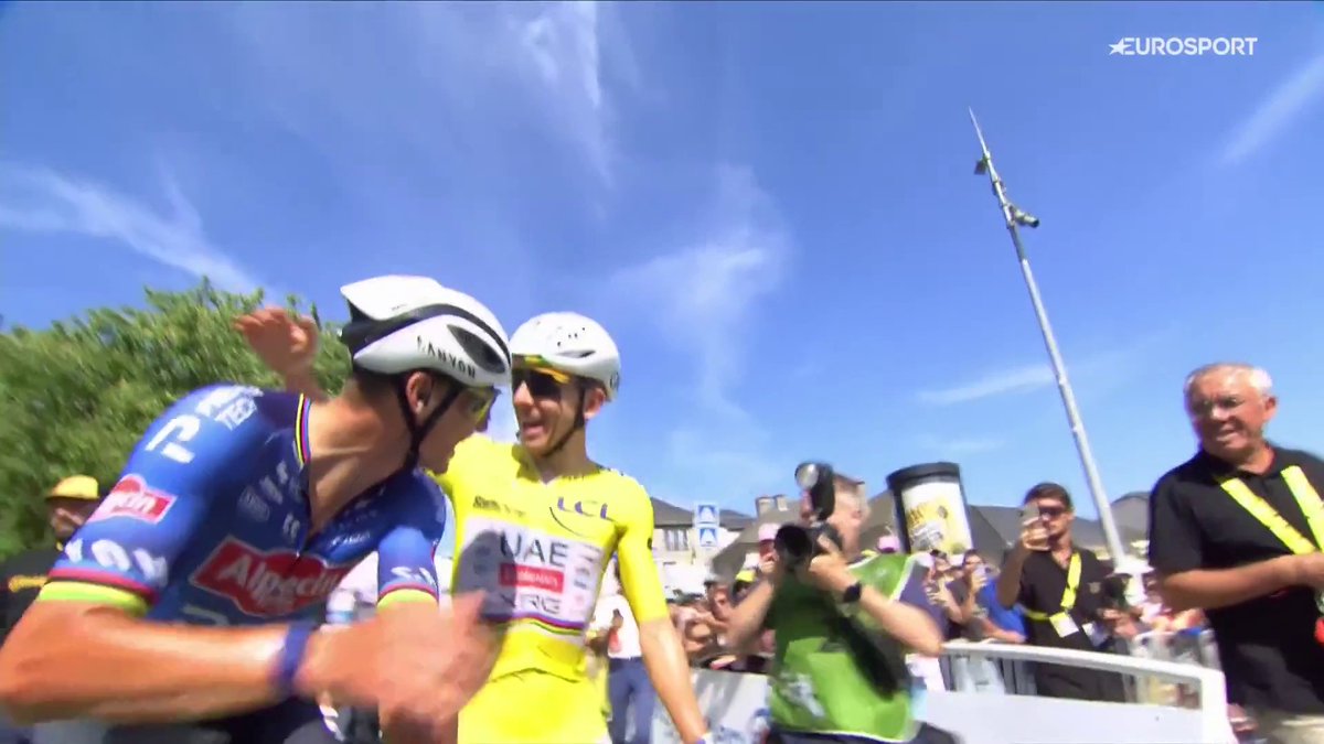 "¿Has ganado? ¡Enhorabuena!" ❤️ La felicitación de Pogacar a Van der Poel. #TDF2026 #LaCasadelCiclismo