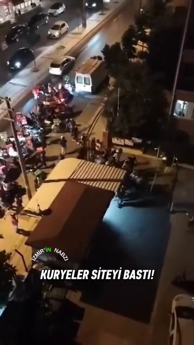 🔴 İzmir'de bir sitede, kuryenin içeri alınmaması nedeniyle çıkan tartışmanın ardından çok sayıda moto kurye siteyi bastı.