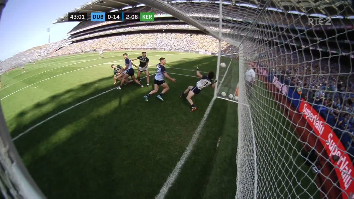 Huge swing in momentum here as Kerry go up the other end and level things up through Seán O'Brien who punches the ball beyond Evan Comerford Watch live on RTÉ 2 & RTÉ Player or listen live on RTÉ Radio 1. #SundayGame