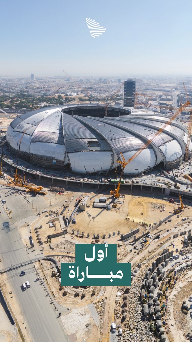 كل يوم في موقع عمل ملعب أرامكو يمثل خطوة جديدة نحو تحقيق هذا الإنجاز؛ فكل نظام يتم تشغيله، وكل مرحلة يتم إنجازها، تقرب الجميع من اللحظة التي ستُضاء فيها أنوار الملعب وتبدأ أول صافرة. ملعب أرامكو
