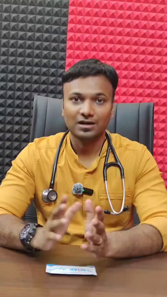 Troponin-I டெஸ்ட் விளக்கம்: ஒருவருக்கு மாரடைப்பு (Heart Attack) ஏற்பட்டுள்ளதா என்பதை இரத்தப் பரிசோதனை மூலம் துல்லியமாகக் கண்டறியும் கார்டியாக் மார்க்கர் (Cardiac Marker) டெஸ்ட் இது. இந்த கிட்டில் இரண்டு கோடுகள் (Double line) வந்தால் பாசிட்டிவ் (மாரடைப்பு உள்ளது), ஒரு கோடு வந்தால் நெகட்டிவ் என டெக்னிக்கல் அறிவு இல்லாமலேயே எளிதாகப் புரிந்துகொள்ளலாம். Echo, Angio போன்ற வசதிகள் இல்லாத அல்லது ECG முடிவுகளில் குழப்பம் நீடிக்கும் கிராமப்புறங்களில் உள்ள சிறிய லேப்களில் கூட இதை உடனடியாகச் செய்ய முடியும். உயிர்காக்கும் சோதனை: மிகக் குறைந்த செலவில், அவசரக் காலத்தில் விரைவாகச் சரியான மருத்துவ முடிவை எடுத்து உயிரைக் காப்பாற்ற இந்த டெஸ்ட் பெரிதும் உதவுகிறது.