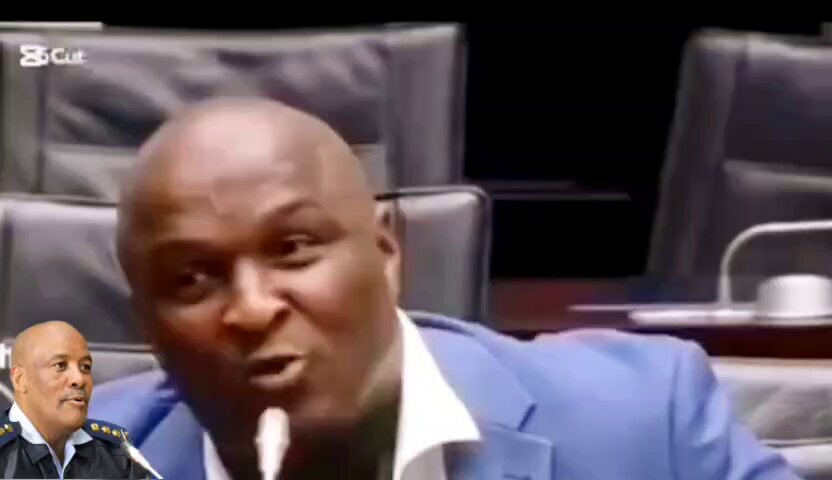 ⚖️ | In this video clip, a witness spoke about the death of General Mfazi. He says the General was poisoned and that's how he passed away in 2021. He was investigating serious cases where prominent people and Generals were implicated. "The blood stains that were found in the room were due to him chocking". That's what he says... What a sad way to lose your life just because you were doing your job as a police officer. This family deserves closure and justice.