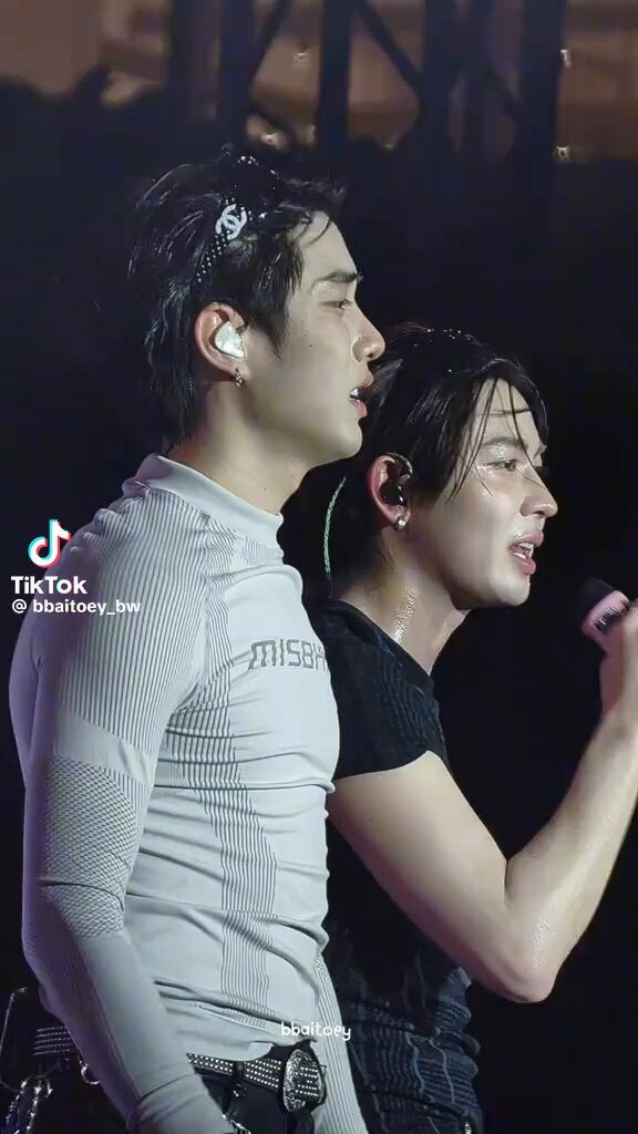 นี่ชอบสองรักมากกกกกกก วันนั้นดีทุกอย่างเลย ทั้งลิสต์เพลง ทั้งคอสตูม