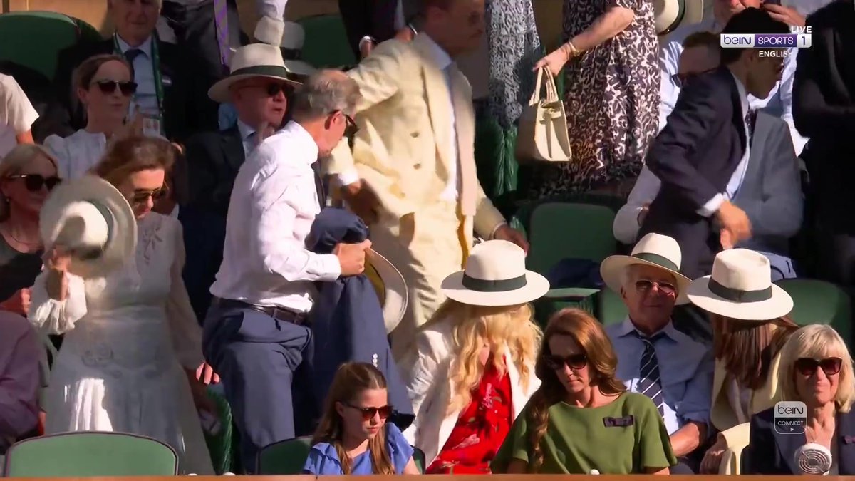 Sinner strikes back! 💥 The defending champion responds in style, taking the second set 7-6(2). #Wimbledon