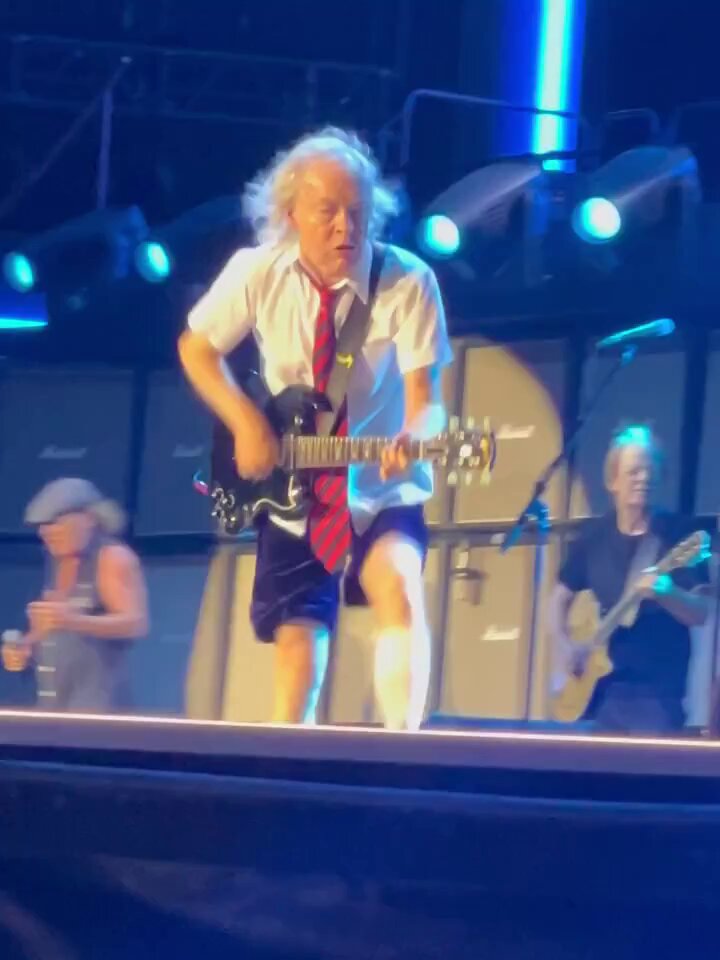 The energy of 71-year-old Angus Young of AC/DC 🤯